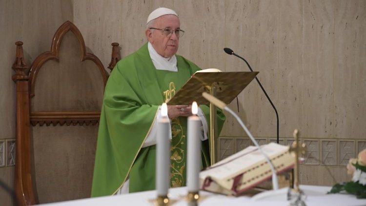 Papa Françesku kremton meshën në Shën Martë