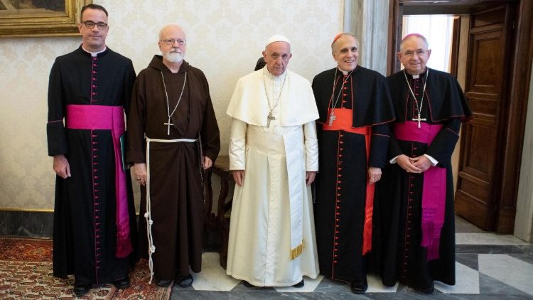 Popiežius su JAV vyskupų konferencijos vadovais 2018 m. Arkivyskupas Gomezas dešinėje