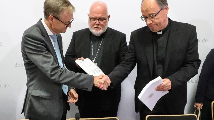 Haben die Studie am Dienstag vorgestellt: Der Forscher Harald Dreßing (l), Kardinal Reinhard Marx (m) und Bischof Stephan Ackermann (r)