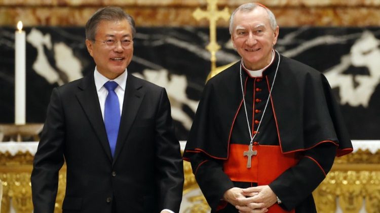 韓国の文在寅大統領とバチカン国務長官ピエトロ・パロリン枢機卿　2018年10月17日　バチカンで