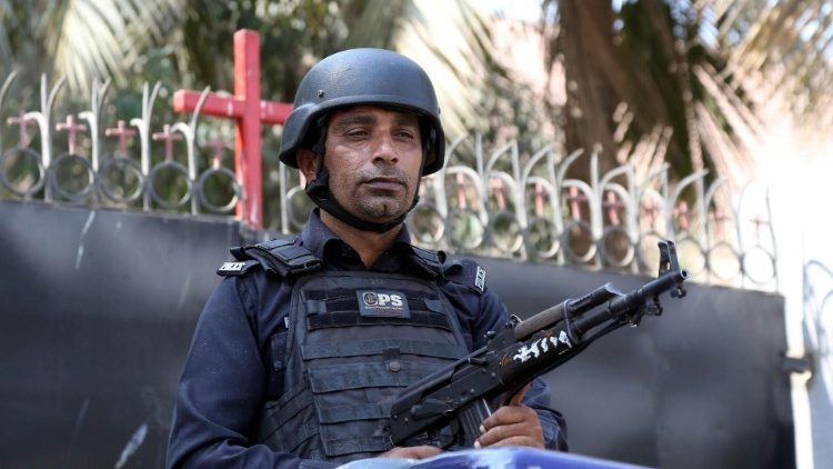 La polizia pakistana protegge i luoghi di culto cristiani