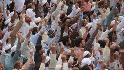 Muslime demonstrieren gegen die Entscheidung des obersten Gerichts, die Vorfwürfe gegen eine der Blasphemie beschuldigte Christin fallenzulassen