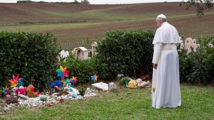 Папа на могілках ненароджаных дзяцей
