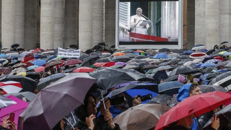 教皇フランシスコによる正午の祈りに集った巡礼者たち　2018年11月4日　バチカン・聖ペトロ広場