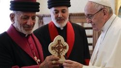 Papst Franziskus bei einer Begegnung mit dem assyrischen Patriarchen Mar Gewargis III.