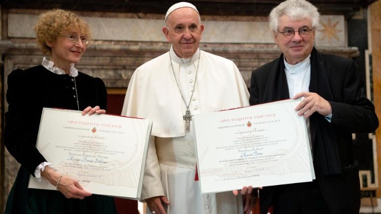 Nemška teologinja Marianne Schlosser in švicarski arhitekt Mario Botta s papežem Frančiškom