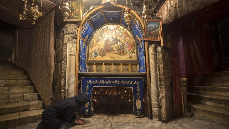 Une chrétienne prie dans la grotte de la Nativité à Bethléem, le 12 décembre 2018.