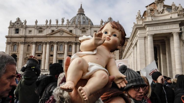 伯多禄广场上的耶稣圣婴像