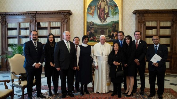 프란치스코 교황과 국제사형제반대위원회 위원들