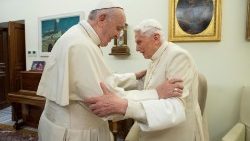 पोप फ्राँसिस एवं ससम्मान सेवानिवृत संत पापा बेनेडिक्ट 16वें
