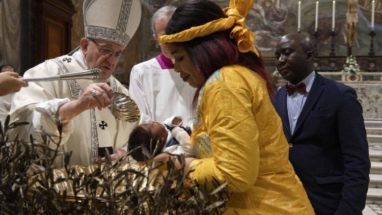 Papa Francisko ametoa sakrametni ya Ubatizo kwa watoto katika sherehe za Ubatizo wa Bwana  tarehe 12 Januari 2020