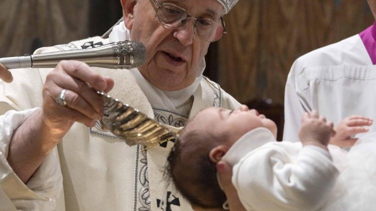 शिशु को बपतिस्मा देते हुए संत पापा फ्राँसिस