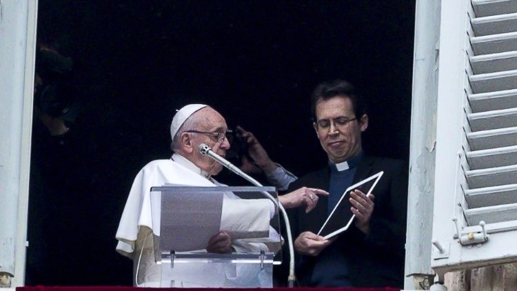 Pope Francis launches profile on "click to pray" app during Angelus