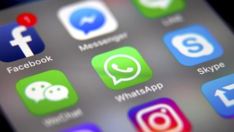 WhatsApp limits forwarding recipients
