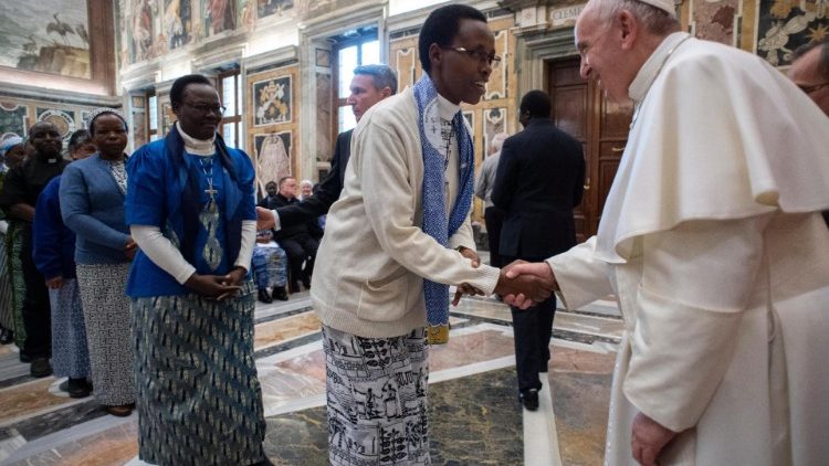 Papa: a 'padri bianchi' Africa, siate nomadi per il Vangelo