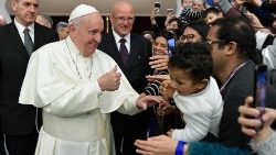 البابا يحيي المؤمنين قبل مقابلة الأربعاء العامة