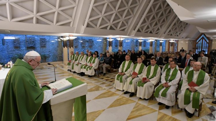 Papež Frančišek med homilijo v Domu sv. Marte.