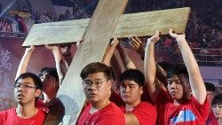 Des étudiants portent une croix en bois sur le lieu du congrès eucharistique national dans le comté de Yunlin, à l'ouest de Taïwan, le 1er mars 2019.