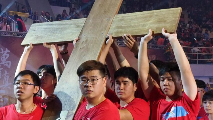 Des étudiants portent une croix en bois sur le lieu du congrès eucharistique national dans le comté de Yunlin, à l'ouest de Taïwan, le 1er mars 2019.