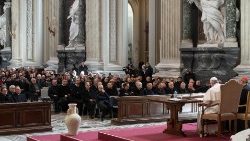 Papež Frančišek v baziliki sv. Janeza v Lateranu govori duhovnikom rimske škofije.