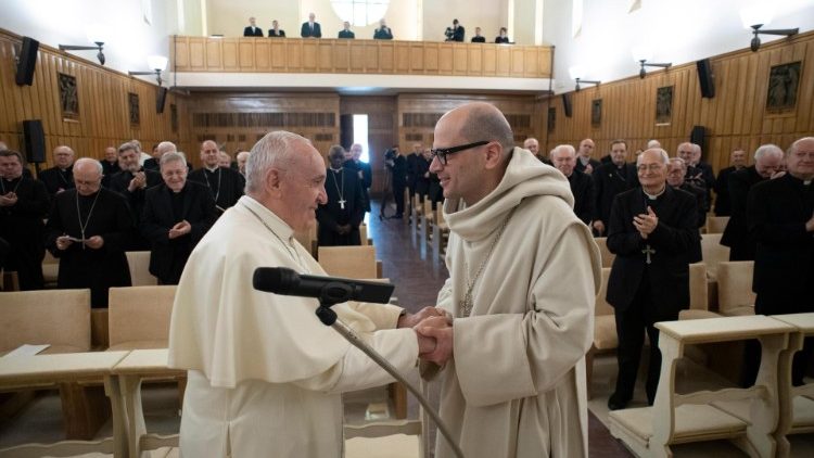 Ferenc pápa köszönetet mond Gianni atyának, a lelkigyakorlat vezetőjének