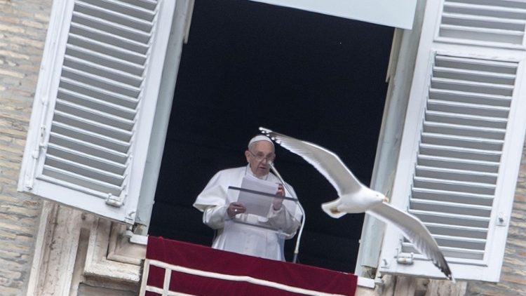 Papa Francisco desde el Balcón del Palacio Apostólico. 