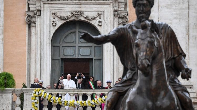 로마 시청사를 방문한 프란치스코 교황 (자료사진, 2019년)