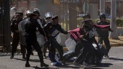 निकारागुआ में विरोध प३दर्शन करनेवालों को रोकती सरकार