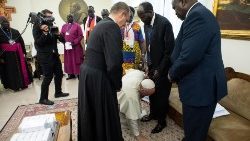 Pope Francis kissing the feet of President Salva Kiir and those of South Sudan's Vice Presidents 