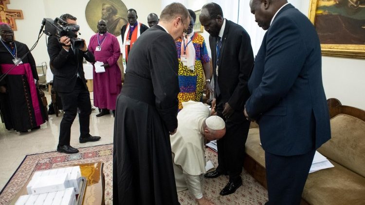 Pope Francis kissing the feet of President Salva Kiir and those of South Sudan's Vice Presidents 