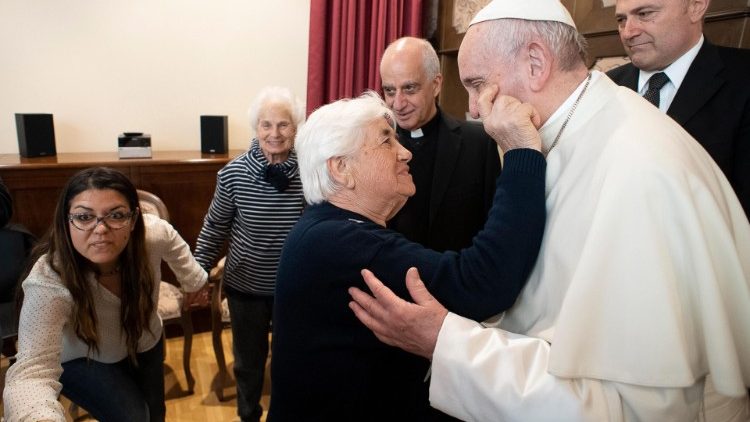 Папа Франциск в римском центре для страдающих болезнью Альцгеймера "Вилладжо Эммануеле"