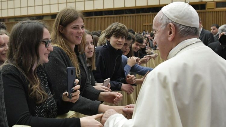 Paavi Franciscus tapasi lauantaina lukiolaisia