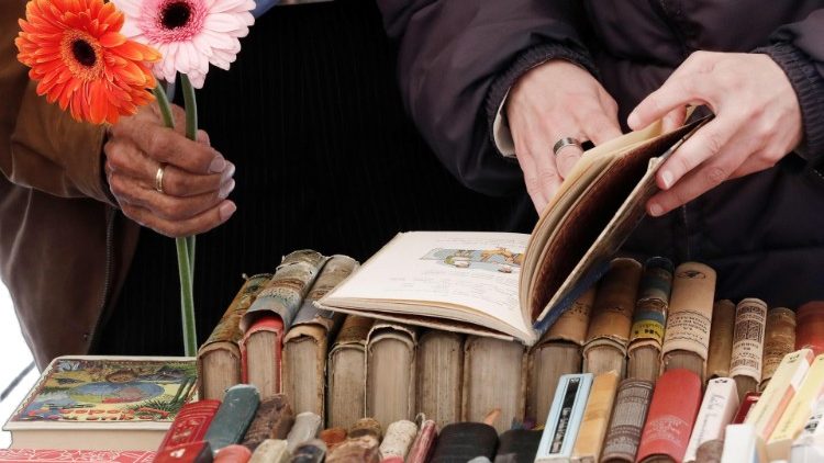 Začetki svetovnega dneva knjige so povezani s podarjanjem knjig in cvetja