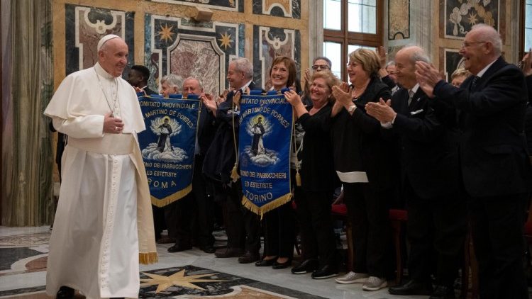 Papa Franjo s frizerima "Odbora svetoga Martina de Porresa"; Vatikan, 29. travnja 2019.