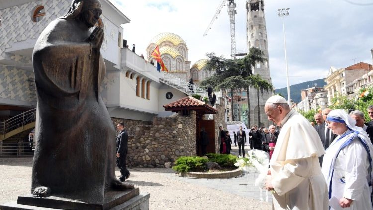 Papa Franjo u Memorijalnom centru Majke Terezije u Skoplju; 7. svibnja 2019.