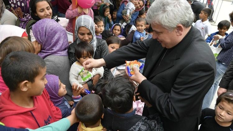 克拉耶夫斯基枢机与移民孩童