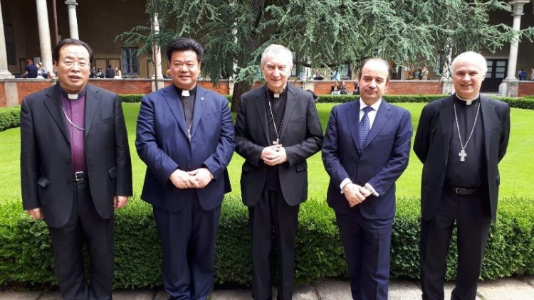 Kardinolas Parolinas ir du kinų vyskupai 2019 gegužės mėn. renginyje Milane