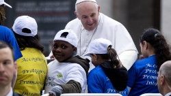 教皇フランシスコ、難民の子どもたちと　2019年5月15日　バチカンでの一般謁見