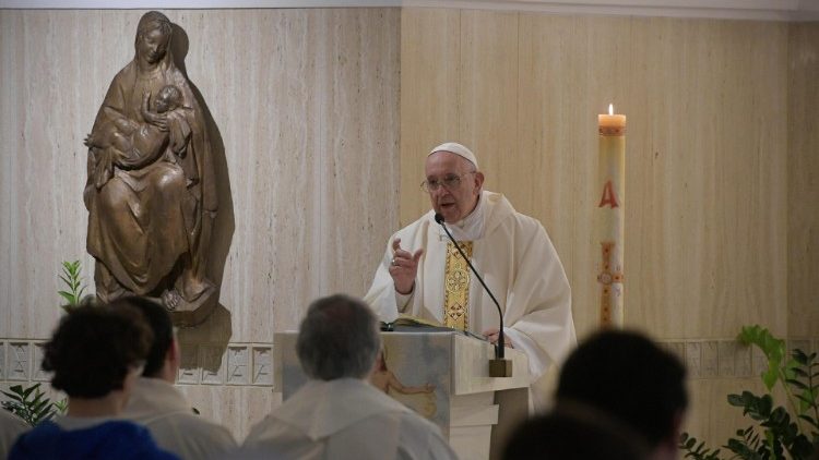 Папата Фрањо за време на светата Литургија во капелата на Домот Света Марта