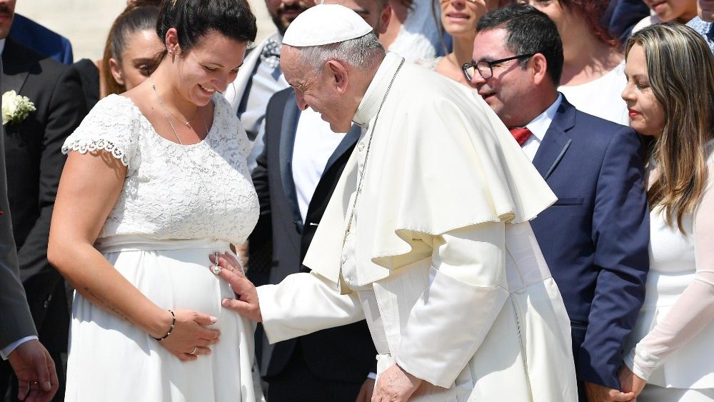 Imagen de archivo: el Papa bendice a una mujer embarazada durante su Audiencia General en 2019.