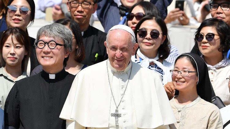 教宗與韓國的神父、修女和教友在一起