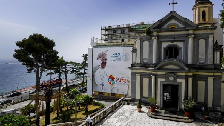 教皇庁立南イタリア神学部に隣接する聖アロイジオ・ゴンザガ教会　ナポリ・ポジリポ地区