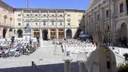 프란치스코 교황 카메리노 마을 방문