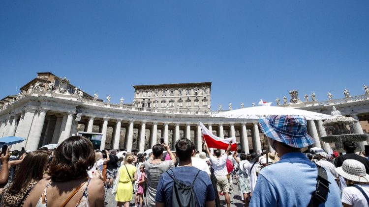 Papa Franjo i vjernici na Trgu svetoga Petra tijekom molitve Anđeoskog pozdravljenja