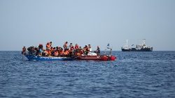 Schiffbrüchige Migranten vor der libyschen Küste - Aufnahme vom 8. Juli