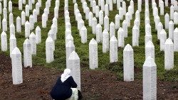  Une femme se recueille devant l'une des 8000 tombes du massacre de Srebrenica.