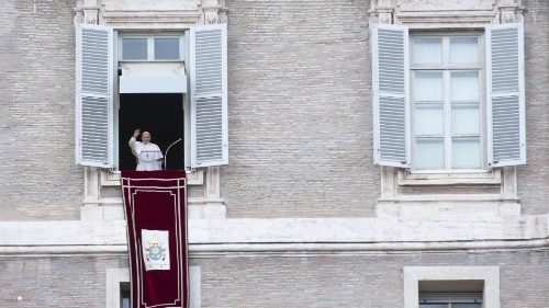 Papa Franjo tijekom molitve Anđeoskog pozdravljenja na Trgu svetoga Petra