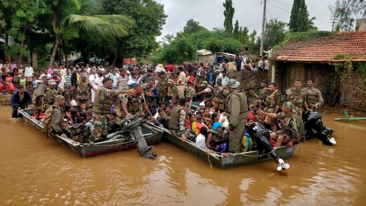モンスーン豪雨に襲われたインドのカルナタカ州北部で　2019年8月9日