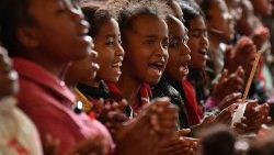 À Madagascar, les enfants célèbrent la naissance de Jésus par de nombreux chants de fête. 