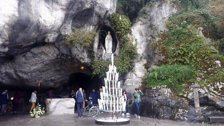 法国露德朝圣地圣母显现山洞